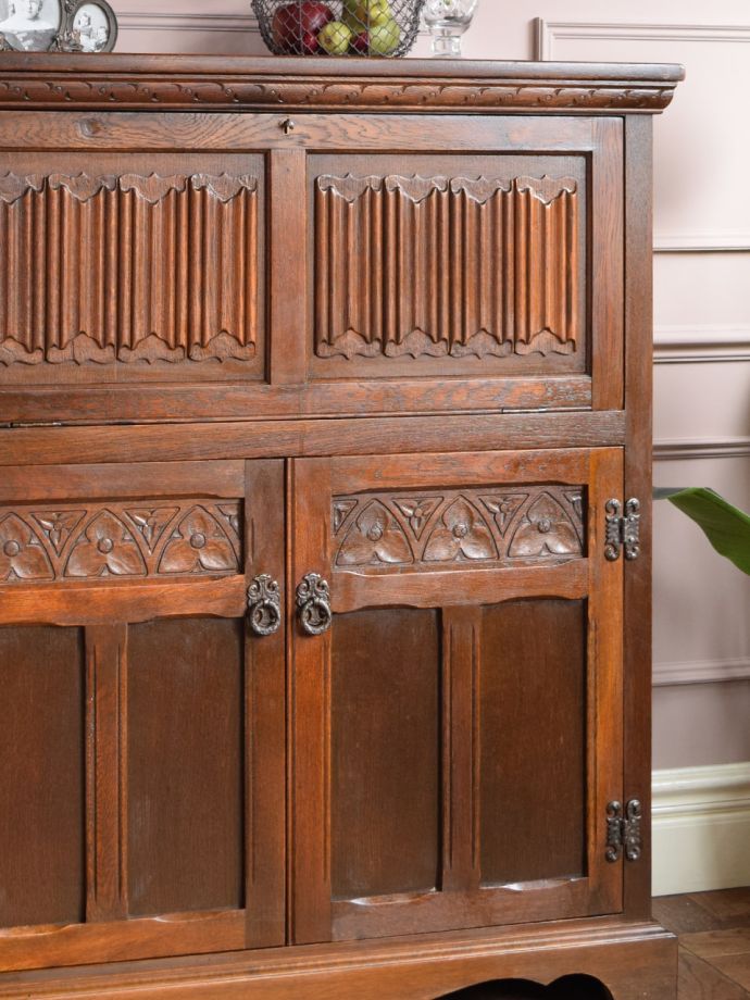 アンティーク家具らしさが漂う装飾