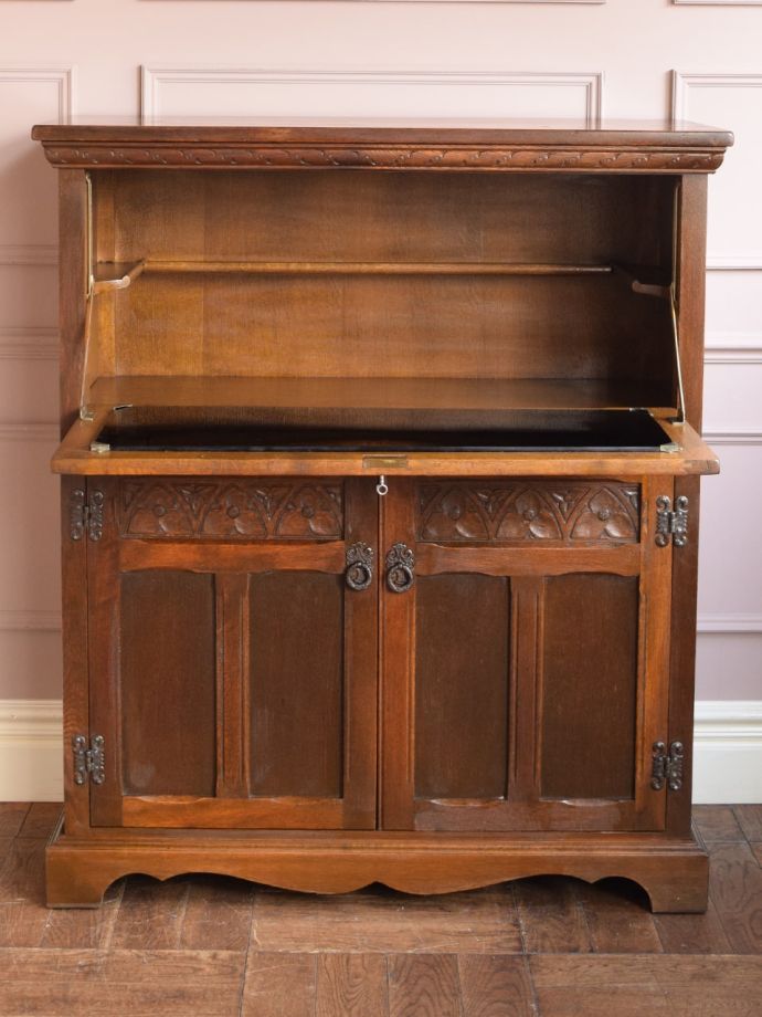 アンティークキャビネットの扉の中