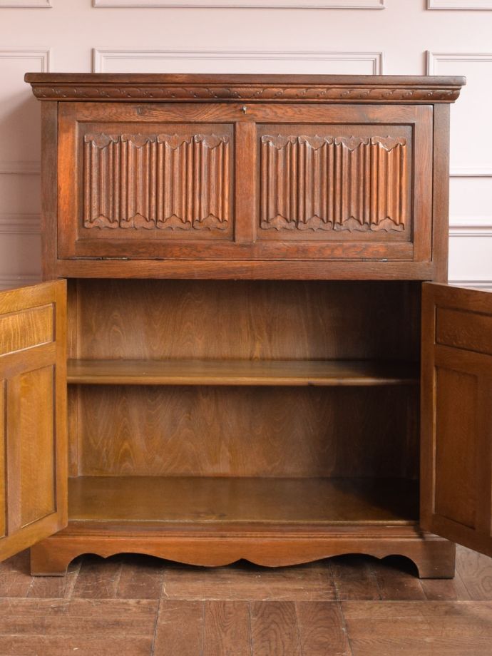 カップボードの扉の中