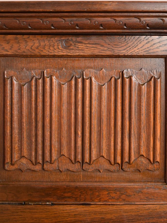 英国アンティーク家具らしい彫