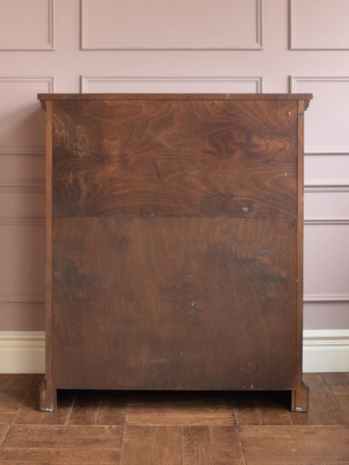 キャビネットの後ろ姿