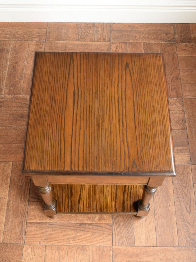 イギリスから届いた引き出し付きのローテーブル、アンティークのソファ