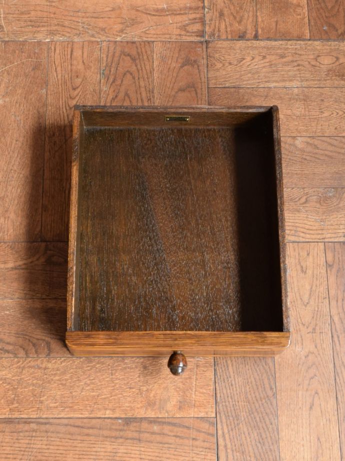 コーヒーテーブルの引き出しの中