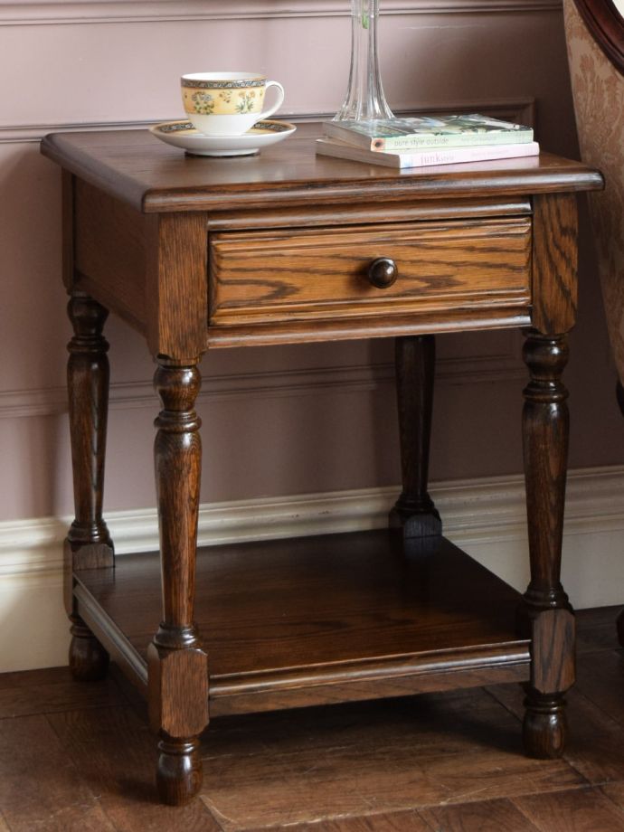 イギリスから届いた引き出し付きのローテーブル、アンティークのソファ