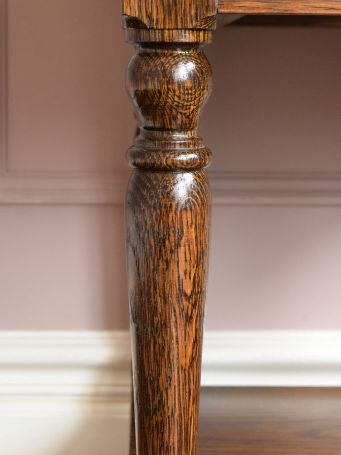 英国アンティーク家具らしい彫