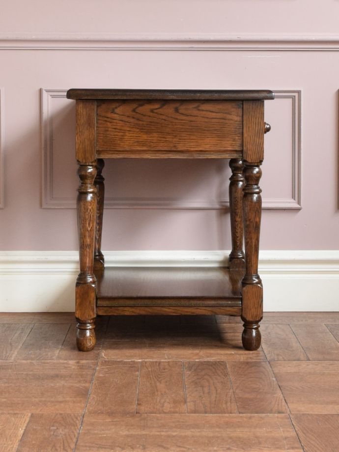 コーヒーテーブルの側面