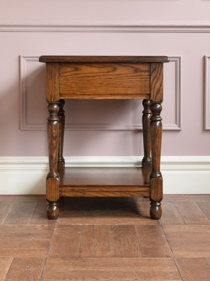 コーヒーテーブルの後ろ姿