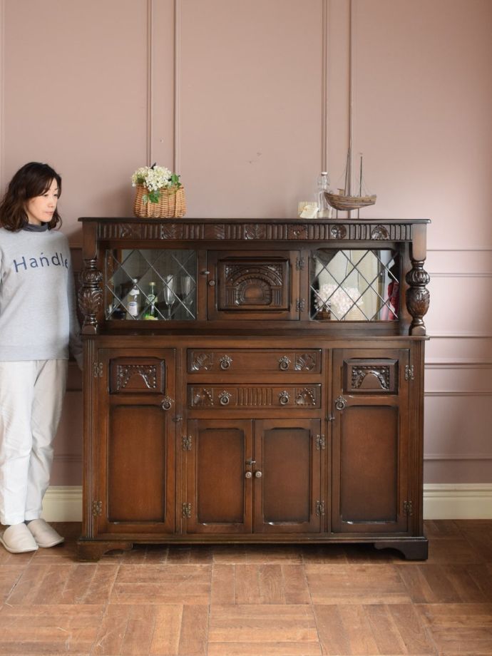 英国アンティークのサイドボード