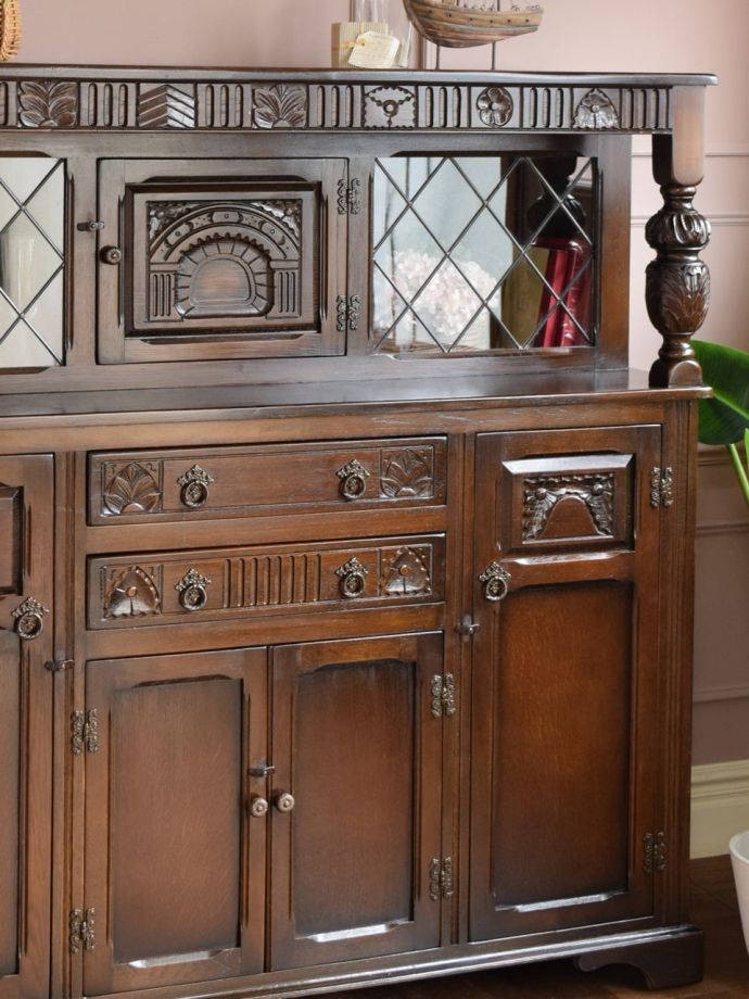 アンティーク家具らしさが漂うサイドボード