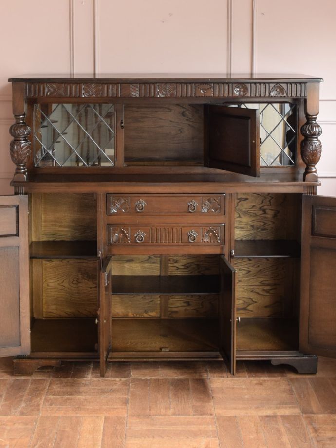 アンティークキャビネットの扉の中