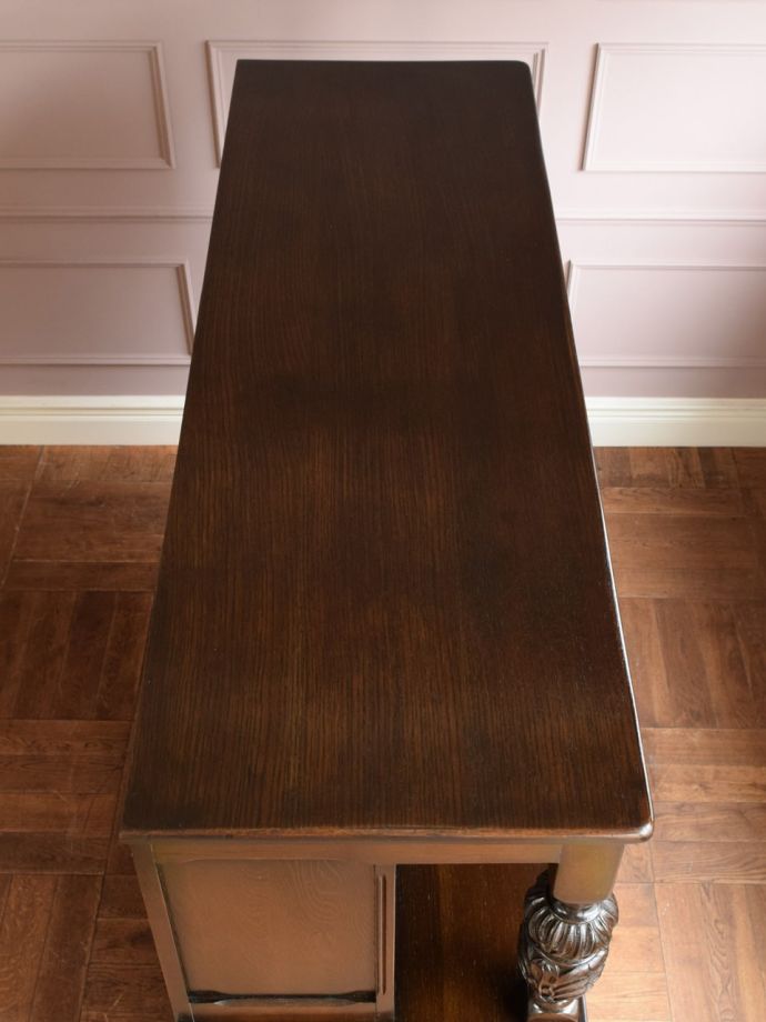 アンティークのサイドボードの天板