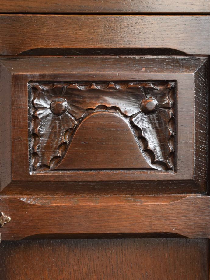 英国アンティーク家具らしい装飾