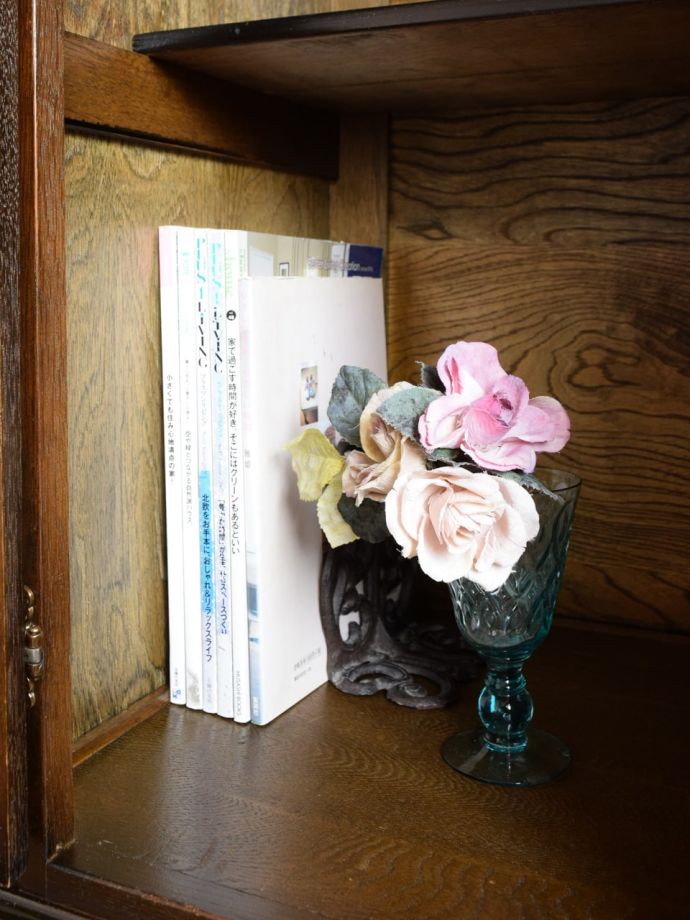 サイドボードの扉を開けると