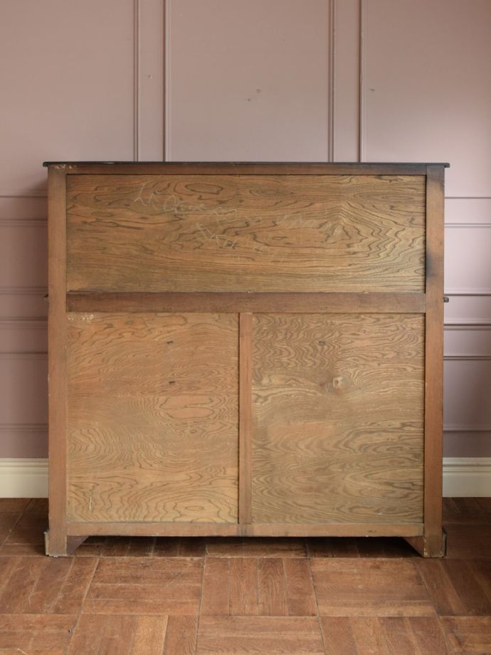 キャビネットの後ろ姿