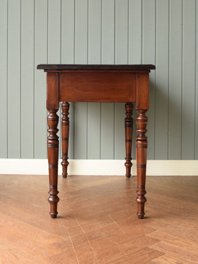 書斎デスクの側面