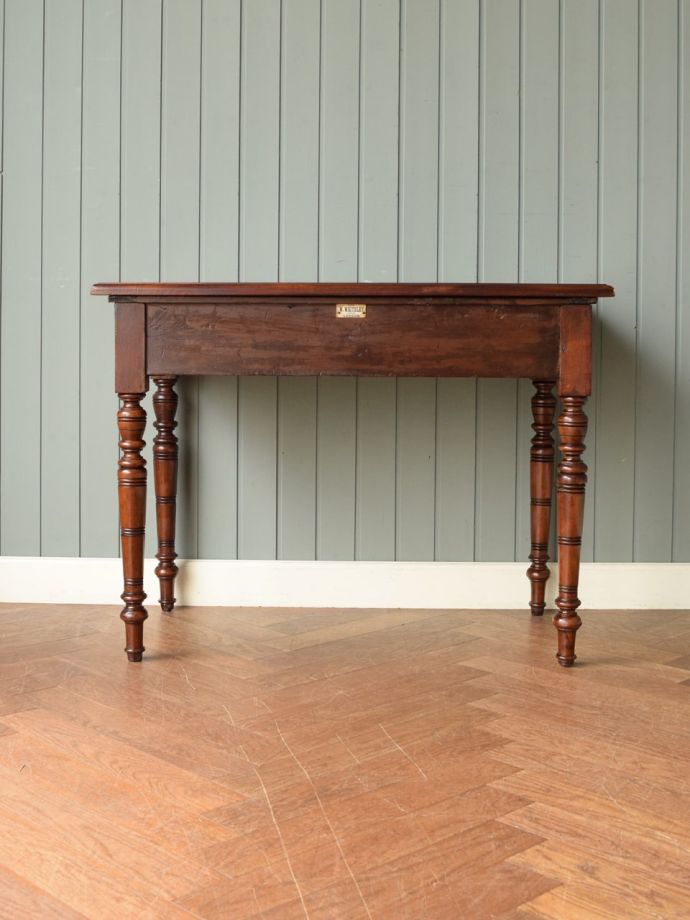 アンティークデスクの後ろ姿