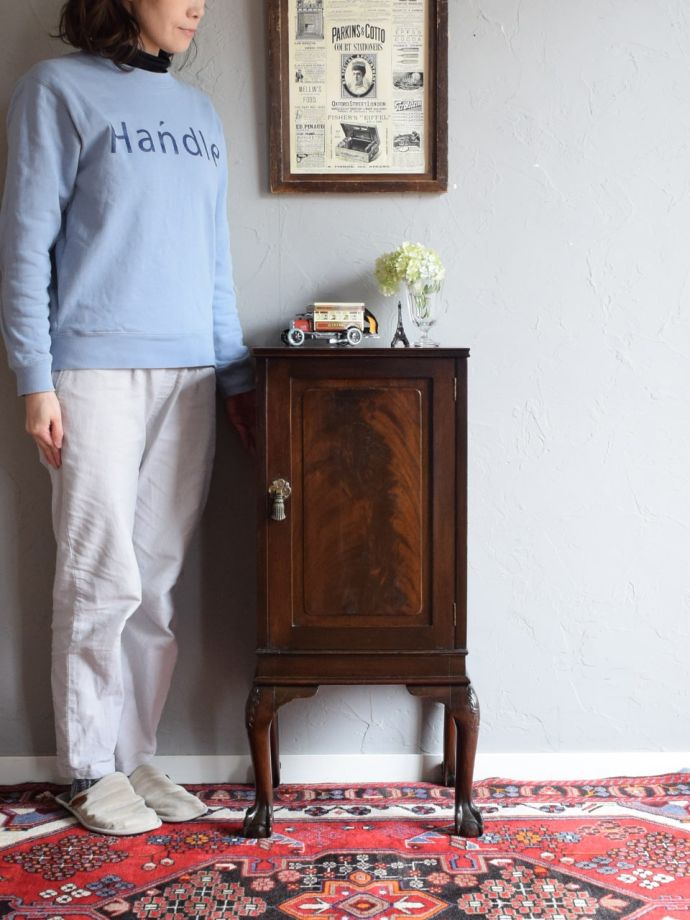 アンティークのサイドキャビネット