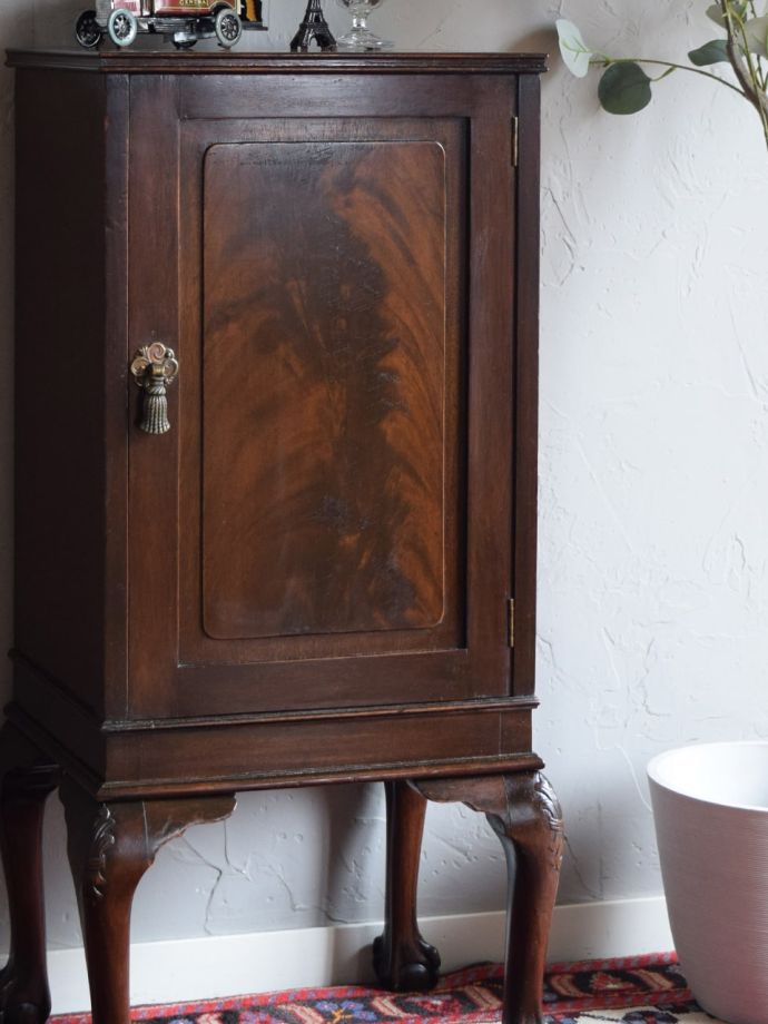 アンティーク家具らしい美しい杢目