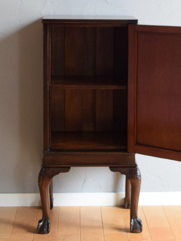 サイドキャビネットの扉の中