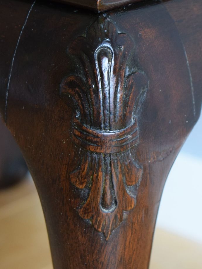 英国アンティーク家具らしい装飾