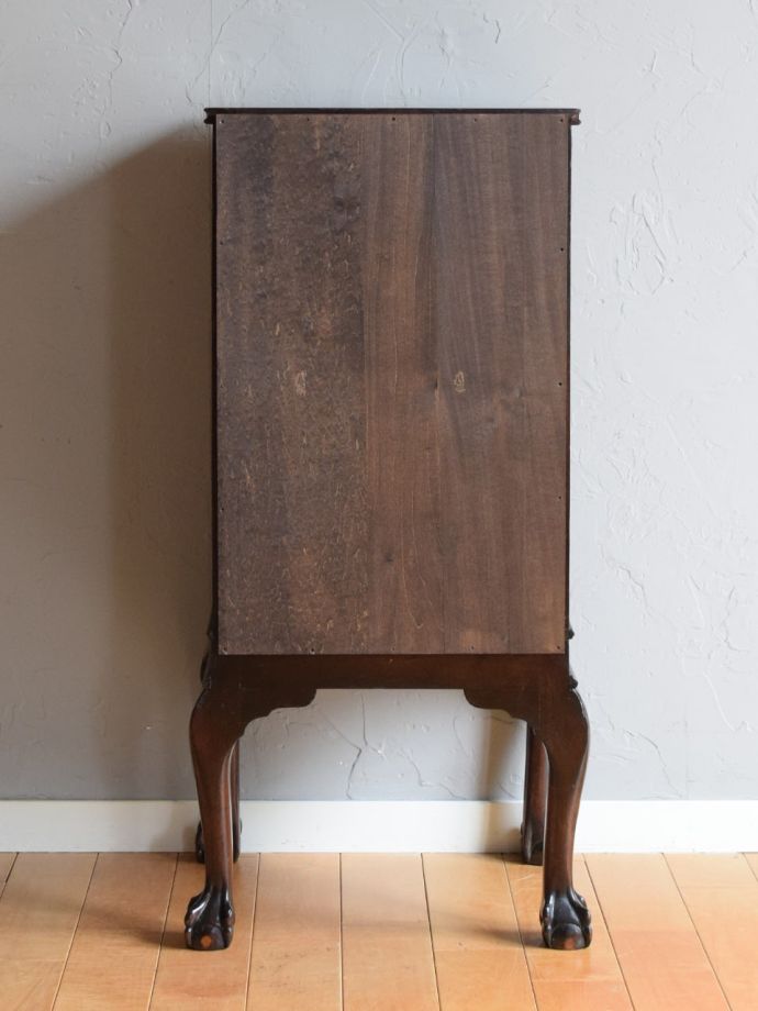 サイドキャビネットの後ろ姿