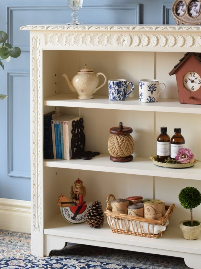 フランスらしいシェルフの装飾