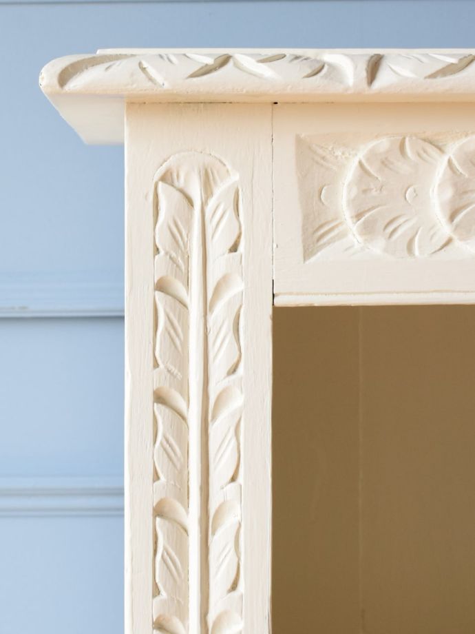 アンティーク家具らしい装飾