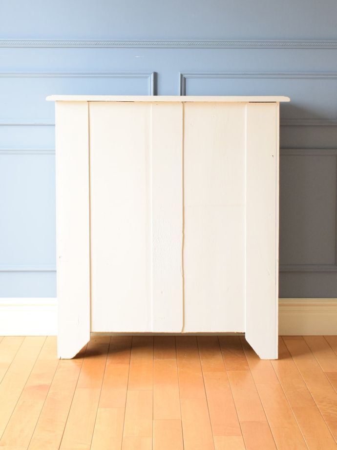 シェルフの後ろ姿