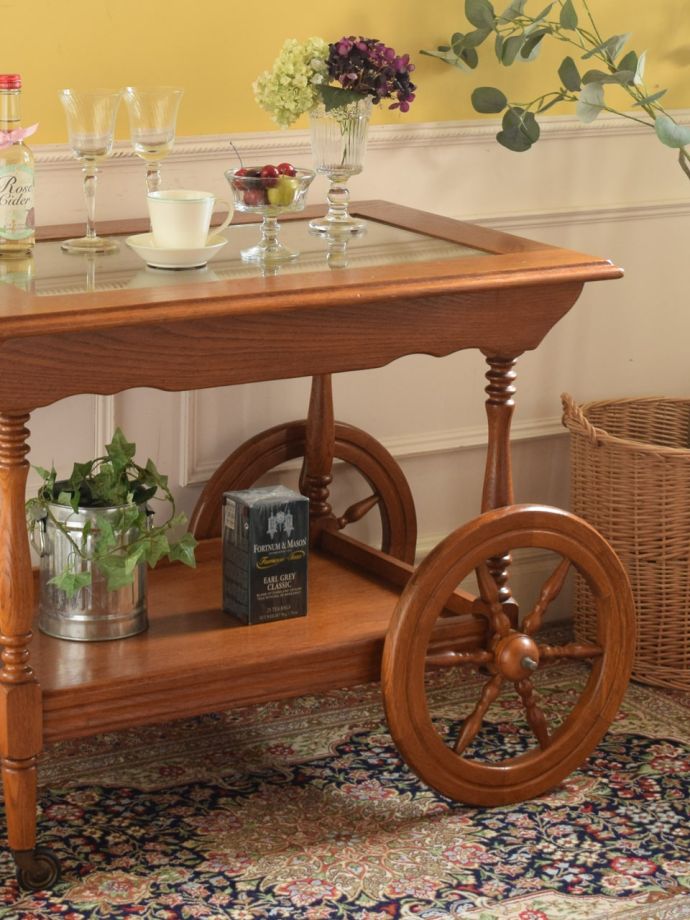 アンティーク家具らしさが漂うワゴン