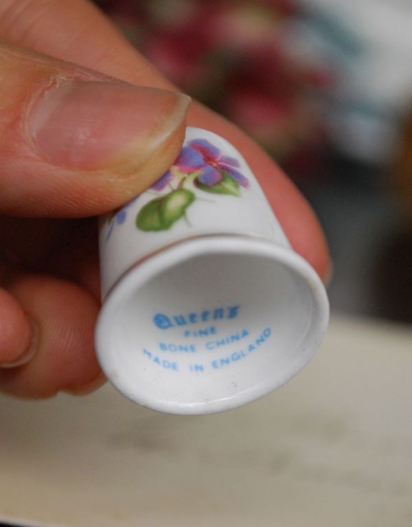 英国クラシックスタイル アンティーク雑貨 ボーンチャイナ製のアンティーク シンブル(キレイな色のお花)。ボーンチャイナ製とマーク入りです。(m-1184-z)