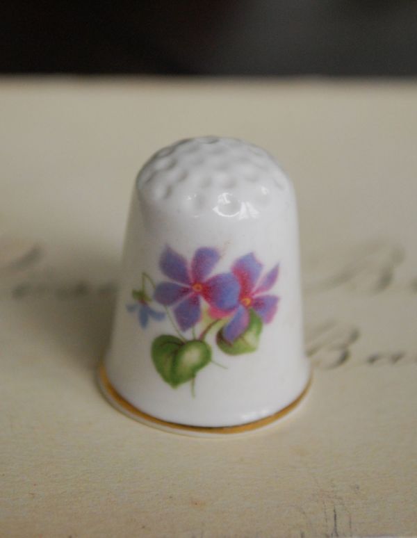 英国クラシックスタイル アンティーク雑貨 ボーンチャイナ製のアンティーク シンブル(キレイな色のお花)。キレイな色のお花が描かれた、素敵なシンブルです。(m-1184-z)
