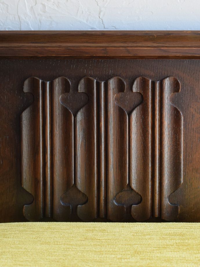 英国アンティーク家具らしい装飾