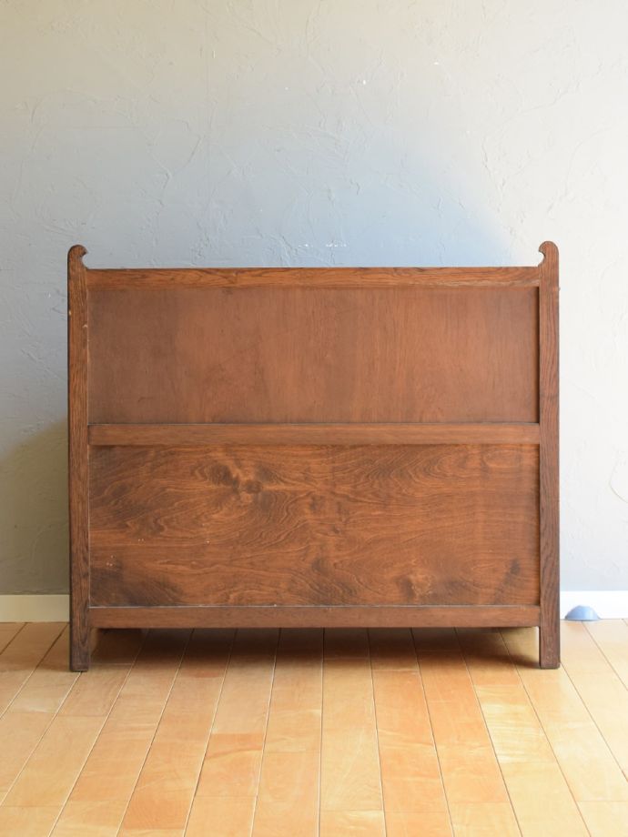 テレフォンベンチの後ろ姿