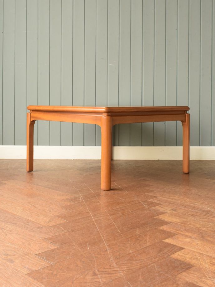 コーヒーテーブルの側面