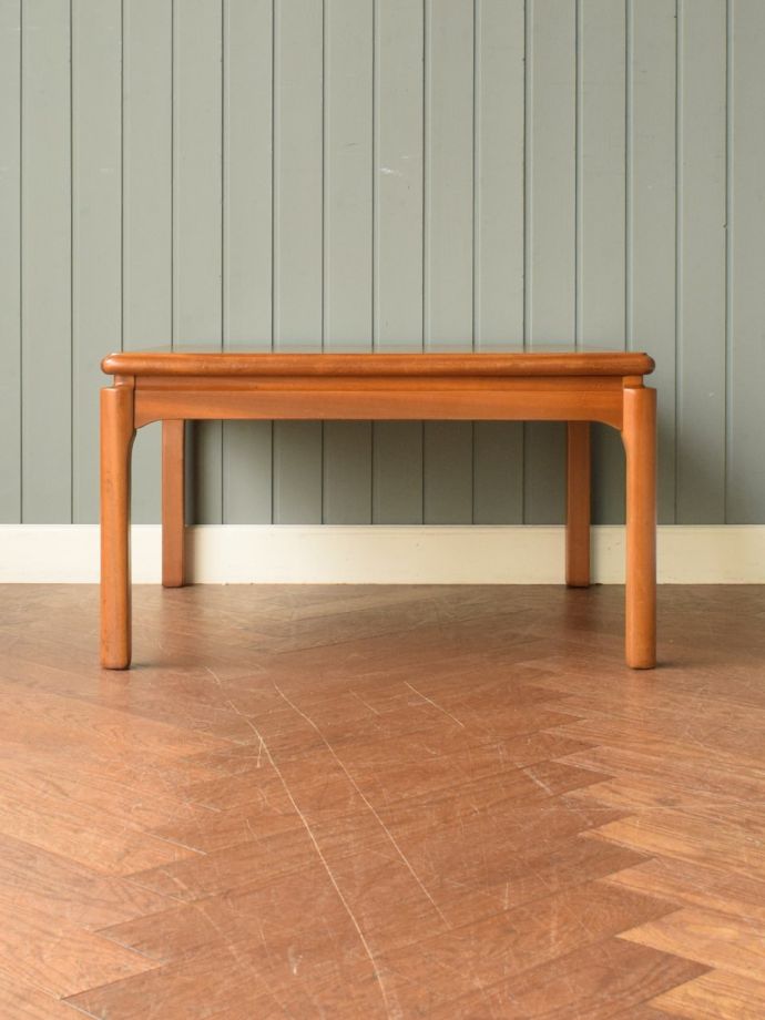 ビンテージテーブルの側面