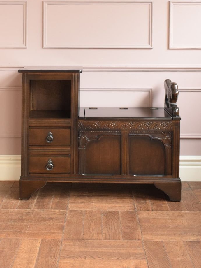 キャビネットの扉の中