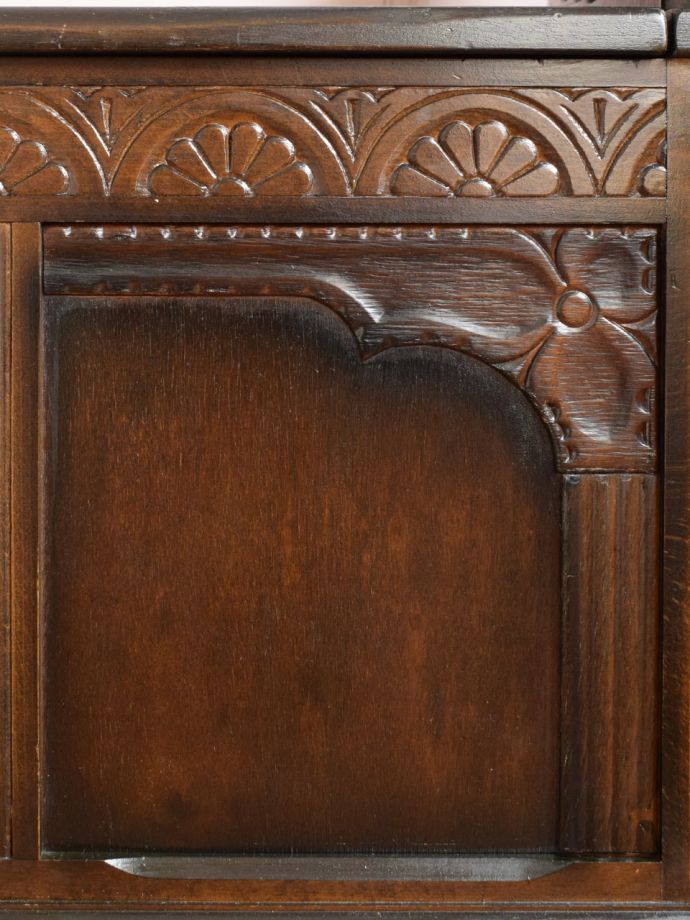 英国アンティーク家具らしい装飾