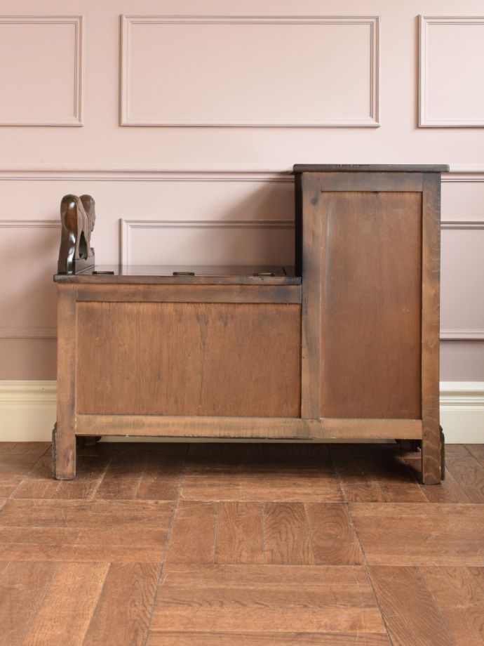 テレフォンベンチの後ろ姿