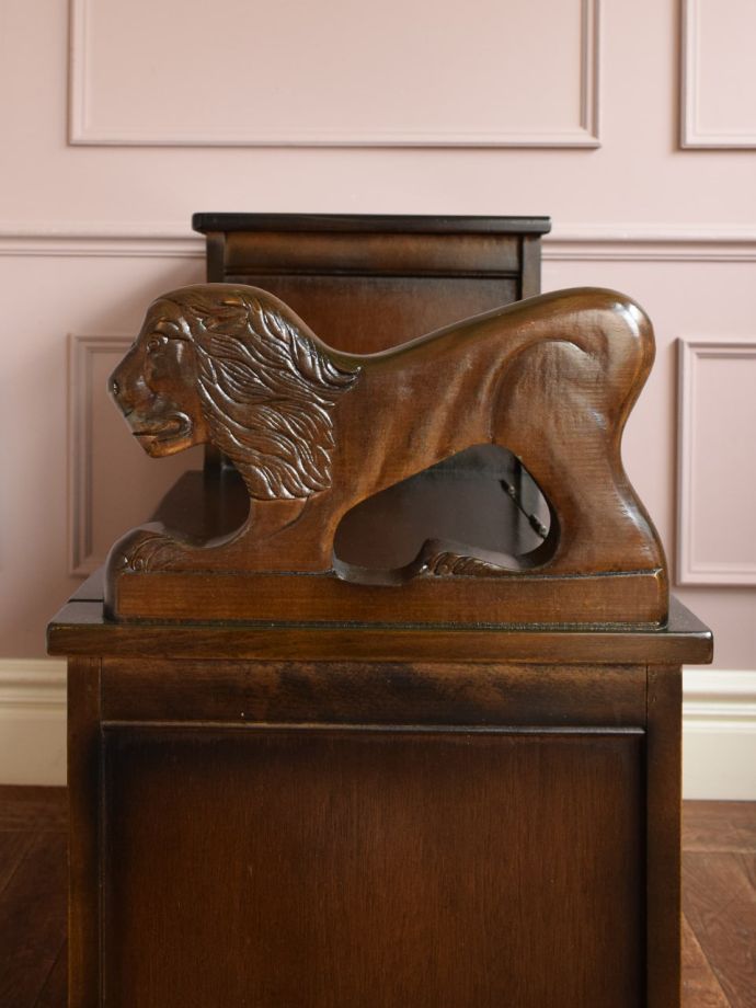 英国アンティーク家具らしい装飾