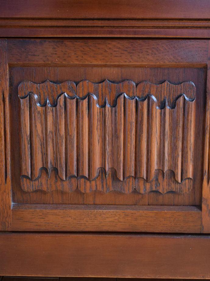 英国アンティーク家具らしい彫