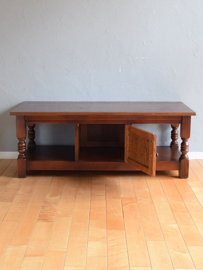 サイドボードの扉の中