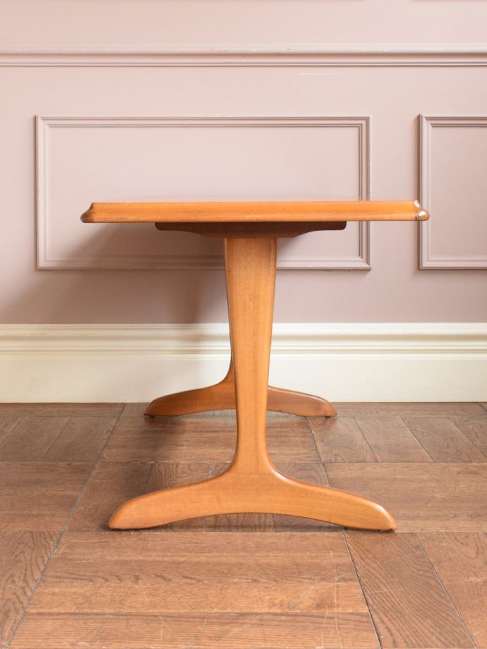 コーヒーテーブルの側面