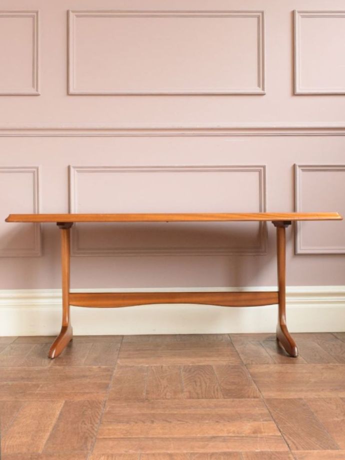 ビンテージテーブルの側面