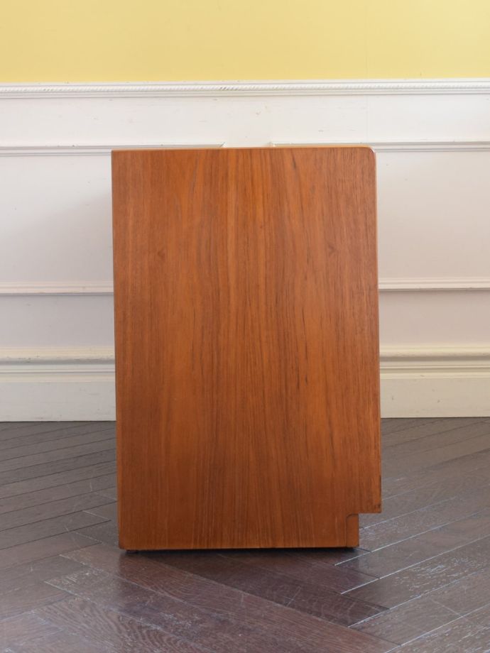 テレフォンベンチの側面