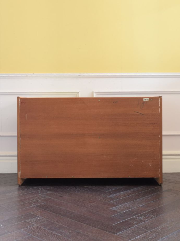 テレフォンベンチの後ろ姿