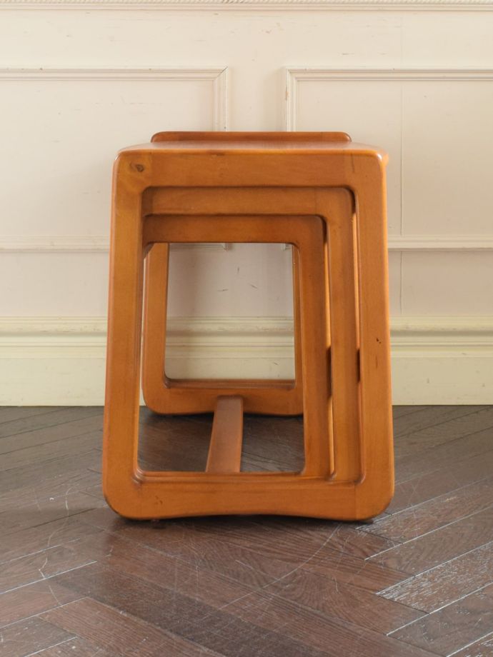 ビンテージコーヒーテーブルの側面