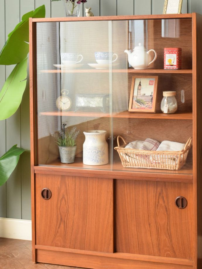 ヴィンテージのおしゃれな食器棚、北欧スタイルのガラスキャビネット(m