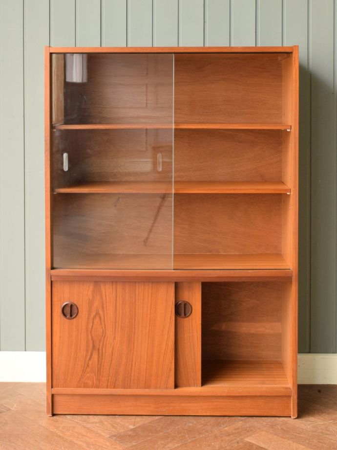 ヴィンテージキャビネットの扉の中