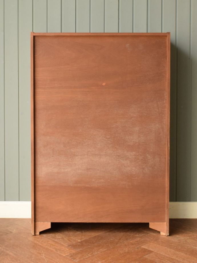 キャビネットの後ろ姿