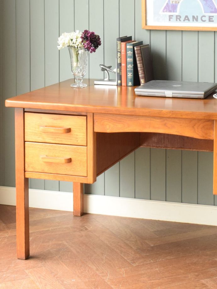 アンティークデスクの美しい木目